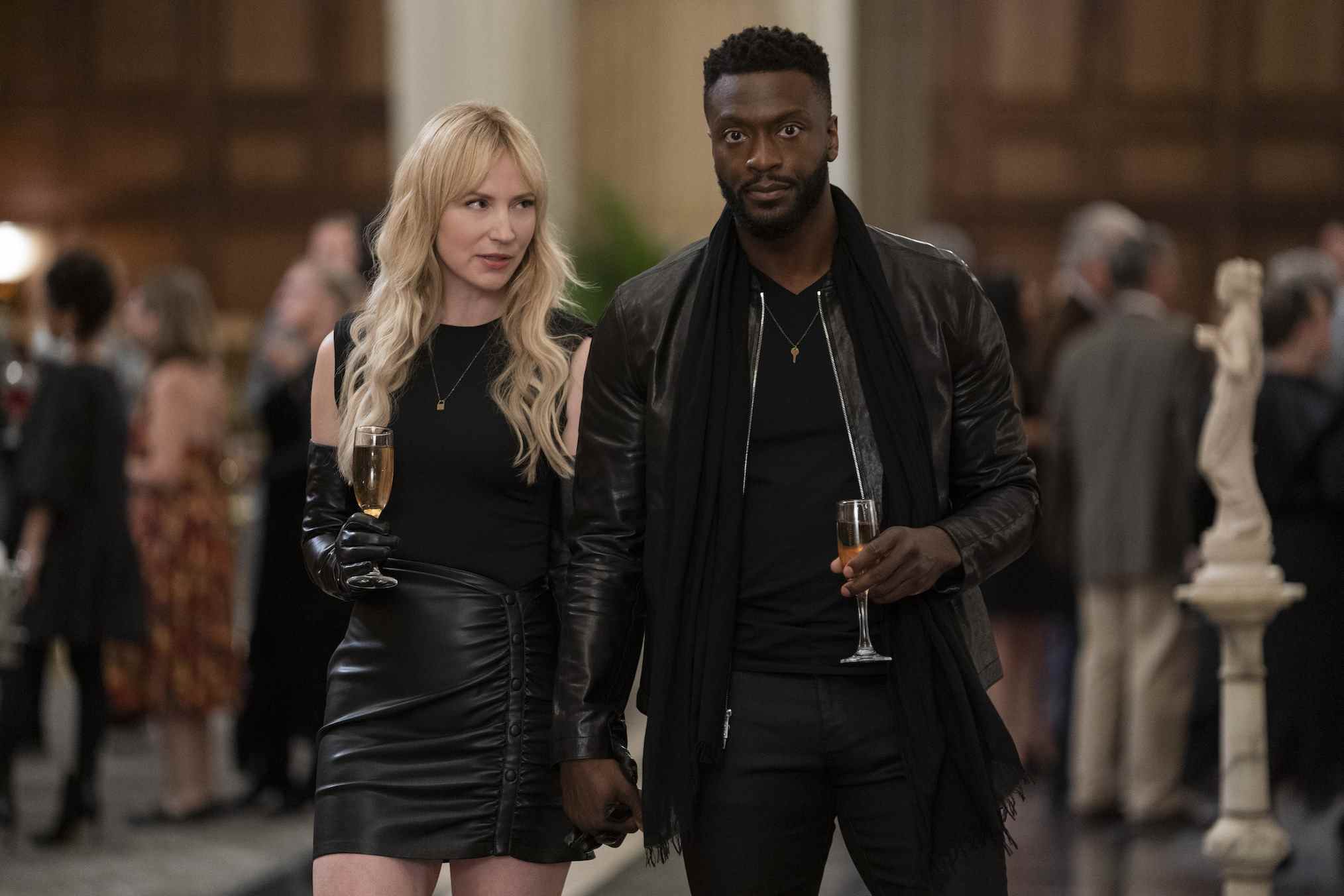 Beth Riesgraf et Aldis Hodge dans 'Leverage: Redemption'