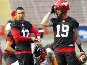 Les QB des Stampeders de Calgary Bo Levi Mitchell et Jake Maier, lors d'un entraînement au stade McMahon de Calgary le samedi 3 septembre 2022.