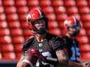 Le quart-arrière des Stampeders de Calgary, Bo Levi Mitchell, a fait ses représentants lors de l'entraînement au stade McMahon mardi.