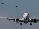 Un avion atterrissant au terminal 1 de l'aéroport international Pearson de Toronto. 