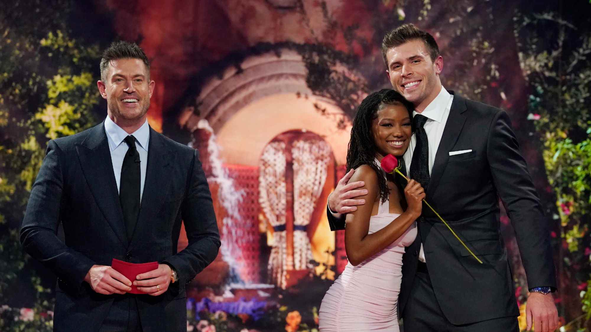 L'hôte du Bachelor Jesse Palmer se tient aux côtés de Brianna et Zach lors de l'annonce du Bachelor