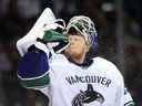 Le gardien de but Cory Schneider s'asperge d'eau au visage lors du quatrième match des quarts de finale de la Conférence de l'Ouest contre les Sharks de San Jose lors des séries éliminatoires de la Coupe Stanley de la LNH 2013 au HP Pavilion le 7 mai 2013 à San Jose.  Les Sharks ont vaincu les Canucks 4-3 pour balayer les matchs de la série 4 à 0.