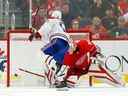 Le centre des Canadiens de Montréal Nick Suzuki marque contre Ville Husso des Detroit Red Wings lors d'une fusillade à Detroit le 8 novembre 2022.