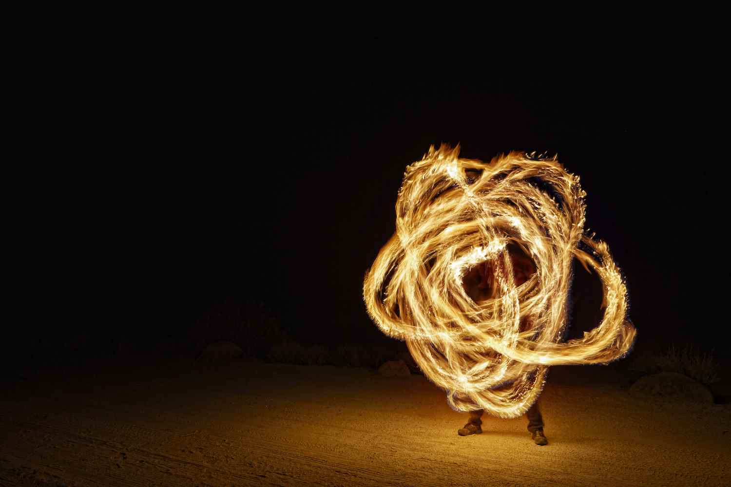 un feu poi spinner avec une longue exposition