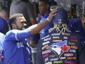 Teoscar Hernandez lance des graines de tournesol sur Raimel Tapia dans la pirogue après que ce dernier a frappé un coup de circuit en solo lors de la quatrième manche d'un match de baseball contre les Mariners de Seattle, dimanche 10 juillet 2022, à Seattle.