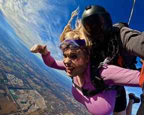 Une image publiée sur les réseaux sociaux par un utilisateur qui a identifié le parachutiste comme étant l'enseignant transgenre d'une école secondaire d'Oakville.