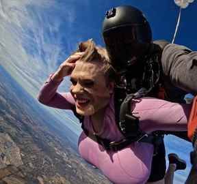 Une image publiée sur les réseaux sociaux par un utilisateur qui a identifié le parachutiste comme étant l'enseignant transgenre d'une école secondaire d'Oakville.