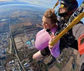 Une image publiée sur les réseaux sociaux par un utilisateur qui a identifié le parachutiste comme étant l'enseignant transgenre d'une école secondaire d'Oakville.