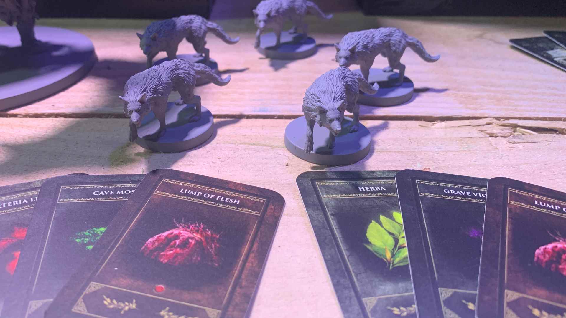 Elden Ring : les figurines et les cartes du jeu de société de près