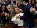 La vice-première ministre et ministre des Finances du Canada, Chrystia Freeland, est félicitée après avoir présenté l'énoncé économique de l'automne à la Chambre des communes sur la Colline du Parlement à Ottawa, Ontario, Canada le 3 novembre 2022. REUTERS/Blair Gable