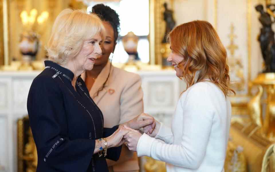 La reine consort avec Geri Horner lors de la cérémonie au palais de Buckingham - Kirsty O'Connor / PA