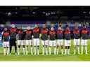 Les joueurs du Canada s'alignent pendant les hymnes nationaux avant le match contre le Qatar le 23 septembre 2022. 