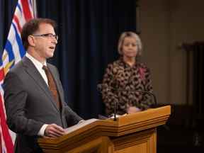 Adrian Dix, ministre de la Santé, et la Dre Bonnie Henry, agente de santé provinciale, font le point sur la saison des maladies respiratoires en Colombie-Britannique, le 16 novembre 2022. Crédit : Felipe Fittipaldi