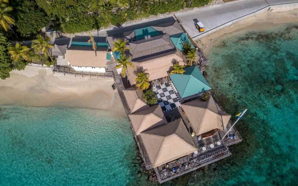 Une vue aérienne du Basils Bar sur Mustique