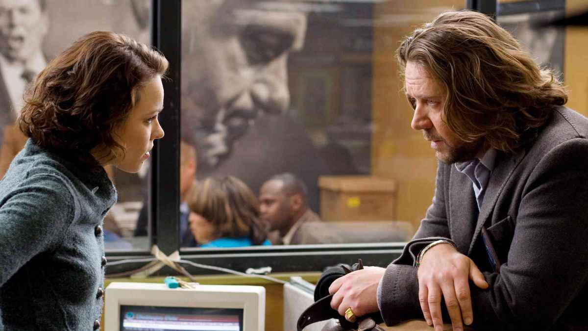 Rachel McAdams et Russel Crowe dans State of Play, se regardant à côté de quelques ordinateurs.  Des images de Bill Clinton et de Ronald Reagan apparaissent en arrière-plan.