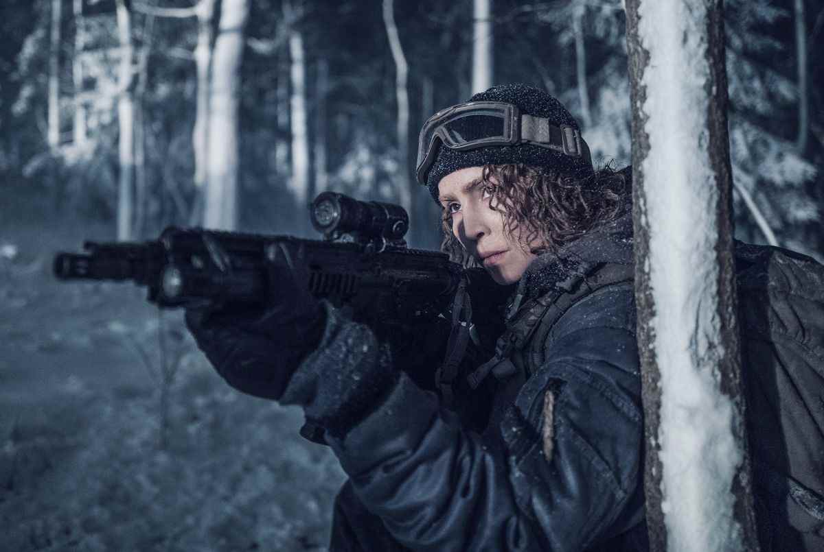 Noomi Rapace tenant un fusil dans Black Crab.