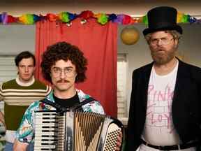 Radcliffe et Rainn Wilson dans une scène de Weird.  Yankovic appelle le film 