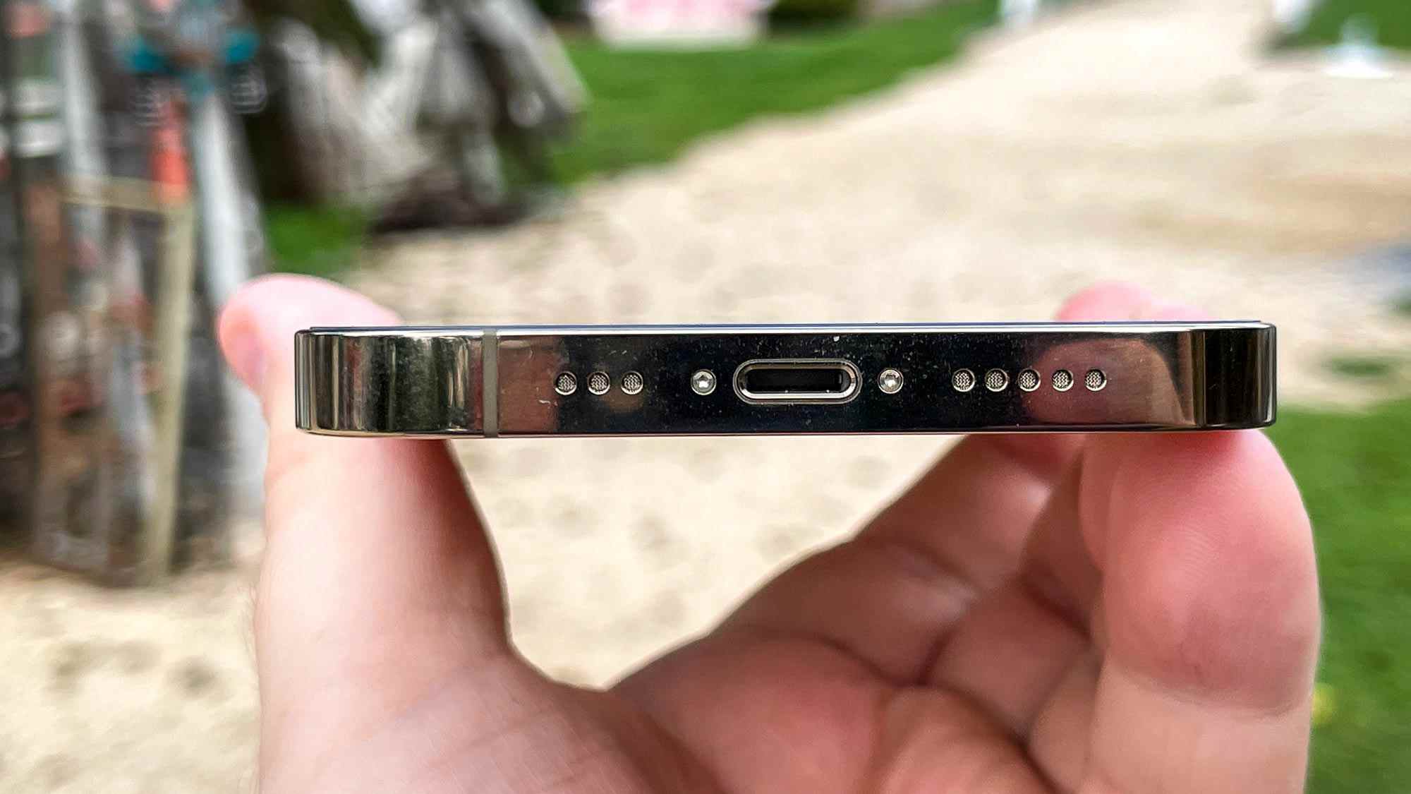 port de charge iphone 13 pro et haut-parleur inférieur