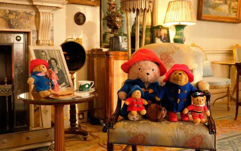 Les ours de Paddington laissés à la mémoire de la reine Elizabeth II profitent du butin de la vie royale