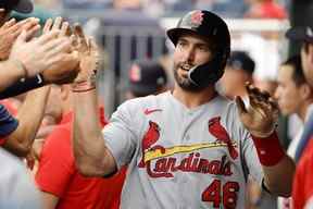 Paul Goldschmidt des Cardinals de St. Louis célèbre avec ses coéquipiers après avoir marqué lors de la première manche contre les Cardinals de St. Louis au Citizens Bank Park le 1er juillet 2022 à Philadelphie, Pennsylvanie.