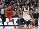 Le garde de Miami Heat, Kyle Lowry, se dirige vers le filet contre l'attaquant des Raptors de Toronto, Thaddeus Young, au cours de la première mi-temps à la Scotiabank Arena.