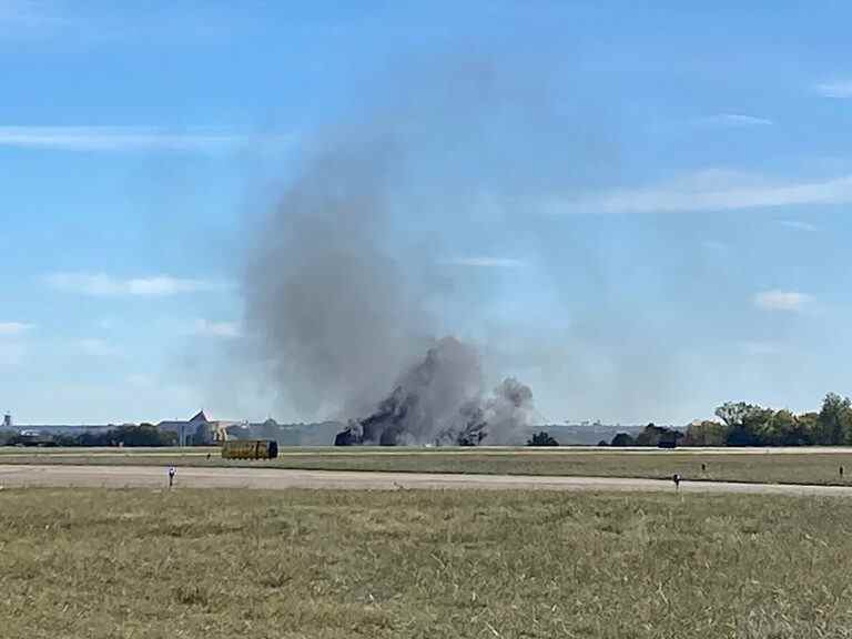 Six morts après la collision d’un avion d’époque au salon de l’aéronautique de Dallas