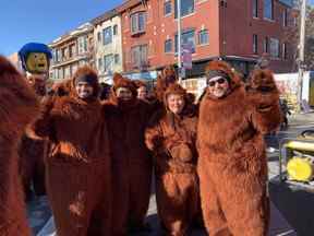 Rester au chaud était le nom du jeu lors du défilé annuel du Père Noël à Toronto le dimanche 20 novembre 2022. KEVIN CONNOR/TORONTO SUN