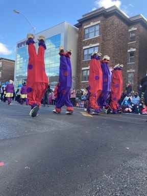 Certains participants font le clown pendant le défilé annuel du Père Noël à Toronto le dimanche 20 novembre. KELLY CURRIE-STEVENSON/FACEBOOK