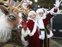 Le Père Noël avec Mme Claus inspecte les nouveaux rennes pour leur flotteur dans l'atelier secret du Père Noël en préparation de la 118e parade originale du Père Noël qui sera en direct cette année.  Le défilé mettra en vedette 27 chars et des centaines et des centaines de participants défilant dans le centre-ville de Toronto le 20 novembre à partir de 12 h 30 le jeudi 3 novembre 2022. Jack Boland/Toronto Sun