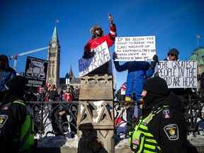 Les partisans du Freedom Convoy des camionneurs se rassemblent autour de la Colline du Parlement le dimanche 30 janvier 2022.