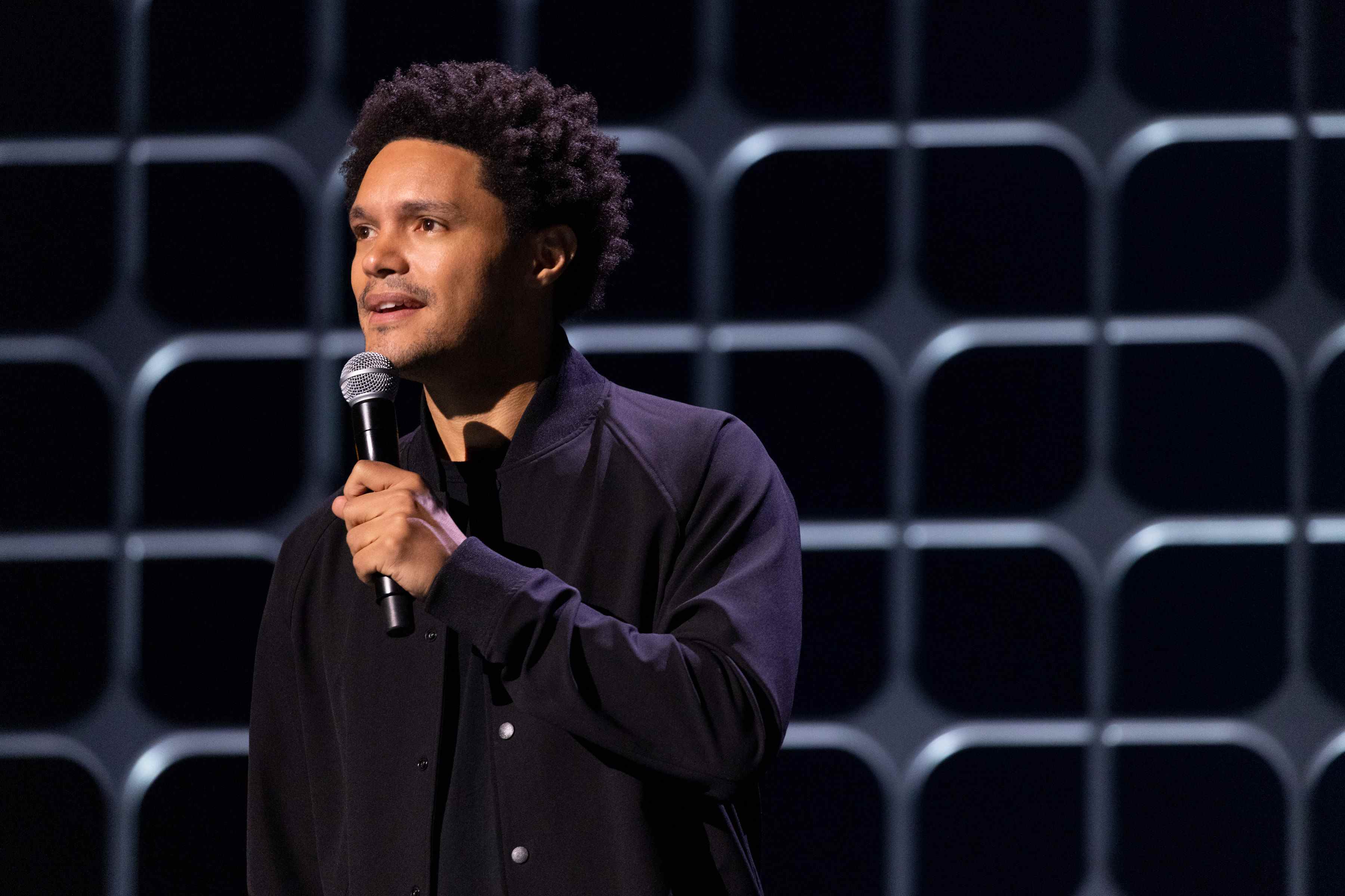 Trevor Noah se produisant à Toronto dans Trevor Noah: I Wish You Would