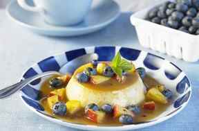 Flan mexicain avec salsa aux pêches et aux bleuets.  Ontario terre nourricière