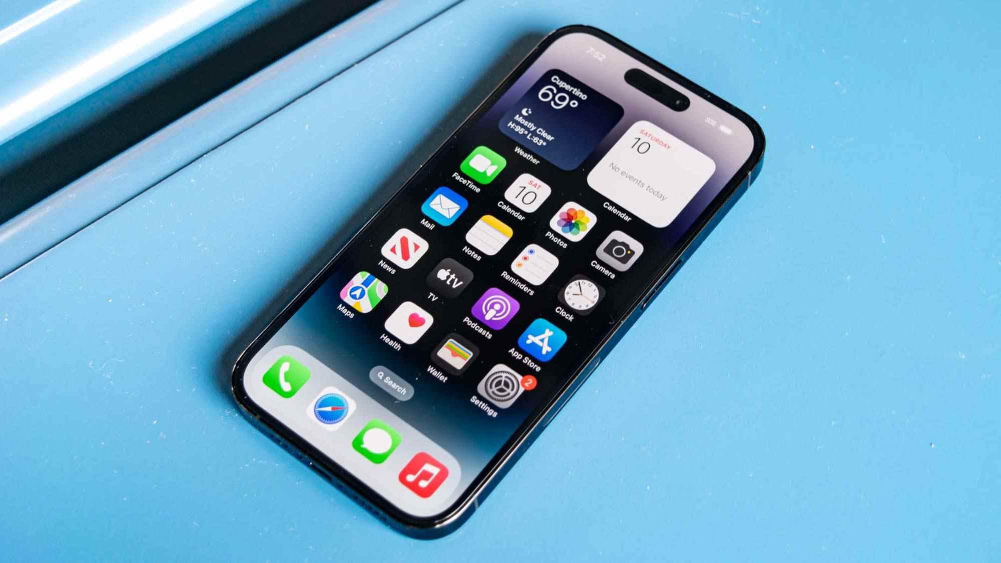 iPhone 14 Pro vu de face affichant l'écran d'accueil iOS16