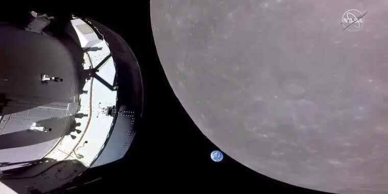 Orion plane autour de la Lune avec une Terre solitaire au loin