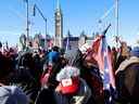 Un drapeau confédéré est vu lors de la manifestation Freedom Convoy à Ottawa le 29 janvier 2022. Un avocat des organisateurs de la manifestation veut que des dirigeants de la société d'affaires publiques Enterprise Canada témoignent devant la Commission d'urgence de l'ordre public au sujet de l'observation d'un nazi et d'un drapeau confédéré pendant la manifestation.