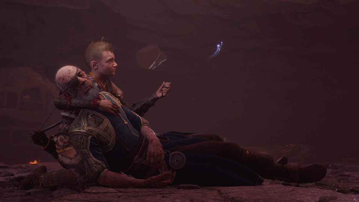 Atreus tient Odin alors qu'Odin se transforme en un tas de petite poussière d'âme bleue dans God of War Ragnarök.