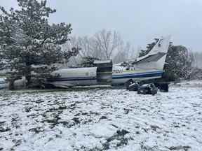 Un avion à turbopropulseur qui s'est écrasé sur un terrain de golf à Pewaukee, dans le Wisconsin, alors qu'il transportait 53 chiens de sauvetage de la Nouvelle-Orléans mardi.  Photo gracieuseté de Humane Animal Welfare Society.