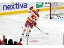 19 novembre 2022 ;  Lever du soleil, Floride, États-Unis ;  Le centre des Flames de Calgary Jonathan Huberdeau (10) reconnaît les fans après son échauffement avant le patinage avant le match contre les Panthers de la Floride au FLA Live Arena.  Crédit obligatoire : Jasen Vinlove-USA TODAY Sports