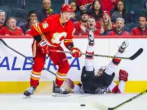 Nikita Zadorov renverse l'attaquant des Devils du New Jersey Nico Hischier.