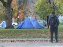 Au moins 35 tentes remplissent des sections d'Allan Gardens et derrière le conservatoire de Toronto le 19 octobre.