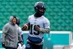 Le receveur des Argonauts Kurleigh Gittens Jr. court avec le ballon lors d'un entraînement de la Coupe Grey au Mosaic Stadium de Regina.  Les Argos ont grandi et sont devenus plus forts en équipe après avoir survécu à des troubles internes qui auraient pu faire dérailler leur saison au début.