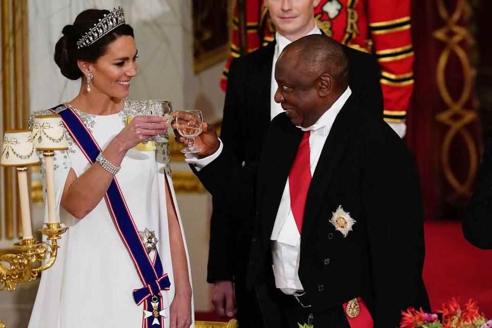 londres, angleterre 22 novembre catherine, la princesse de galles et le président cyril ramaphosa d'afrique du sud partagent un toast lors du banquet d'état au palais de buckingham lors de la visite d'état au royaume-uni du président cyril ramaphosa d'afrique du sud le 22 novembre 2022 à londres, angleterre il s'agit de la première visite d'État organisée par le royaume-uni avec le roi charles iii comme monarque, et la première visite d'État ici par un dirigeant sud-africain depuis 2010 photo par aaron chown pool images getty