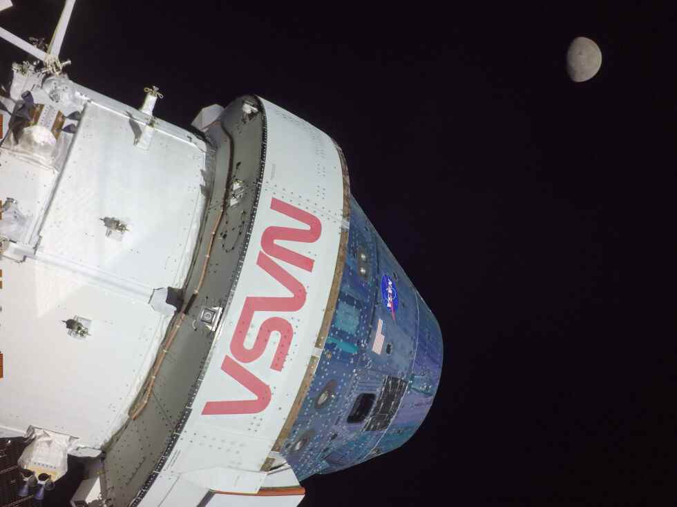 Une vue de la capsule Orion, de son module de service et de la Lune.