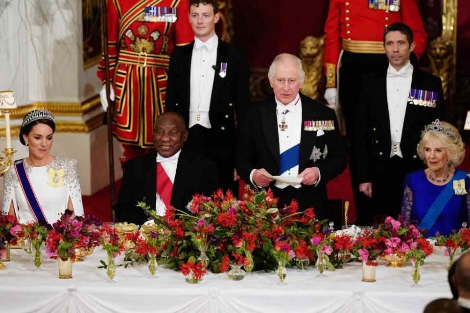 topshot britains catherine, princesse de galles l, président de lafrique du sud cyril ramaphosa 2l, et britains camilla, la reine consort r écoute le roi britannique charles iii parle lors dun banquet dÉtat au palais de buckingham à londres le 22 novembre 2022, au début de la présidents d'afrique du sud visite d'état de deux jours le roi charles iii a organisé sa première visite d'état en tant que monarque mardi, accueillant le président sud-africain au palais de buckingham photo par aaron chown pool afp photo par aaron chownpoolafp via getty images