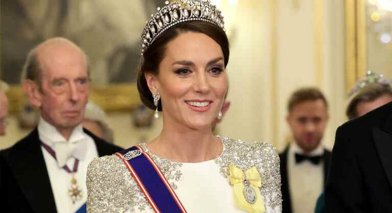 Kate rend hommage à la fois à Diana et à la défunte reine avec sa spectaculaire tenue de banquet d’État