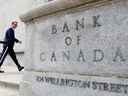 Le gouverneur de la Banque du Canada, Tiff Macklem, marche devant l'édifice de la Banque du Canada à Ottawa.