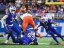 Le secondeur des Buffalo Bills Tyrel Dodson (53) s'attaque au porteur de ballon des Cleveland Browns Kareem Hunt (27) alors que la sécurité des Buffalo Bills Damar Hamlin (3) et le demi de coin Taron Johnson (7) assistent pendant la seconde mi-temps au Ford Field.  Tim Fuller - USA TODAY Sports