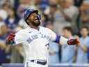 Teoscar Hernandez des Blue Jays de Toronto célèbre son coup de circuit de deux points lors de la huitième manche contre les Phillies de Philadelphie au Rogers Center le 13 juillet 2022 à Toronto, au Canada.