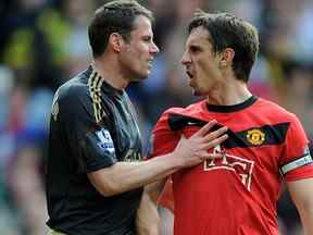 Jamie Carragher de Liverpool, à gauche, se dispute avec Gary Neville de Manchester United le 21 mars 2010 à Manchester, en Angleterre