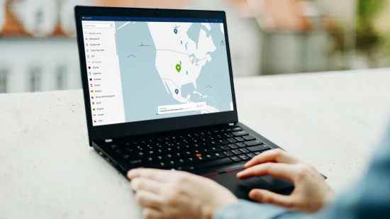 Avis NordVPN : quelqu'un utilise l'application Windows sur un ordinateur portable sur un balcon